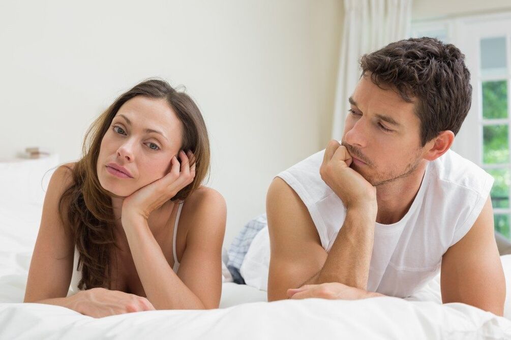 Sepasang suami istri muda sedang memikirkan apakah mungkin untuk memperbesar penis dengan pompa vakum