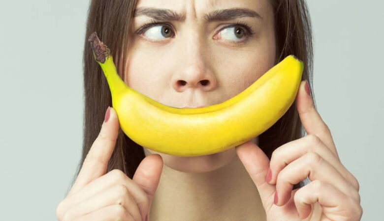 gadis dengan pisang meniru pembesaran penis dengan pijat